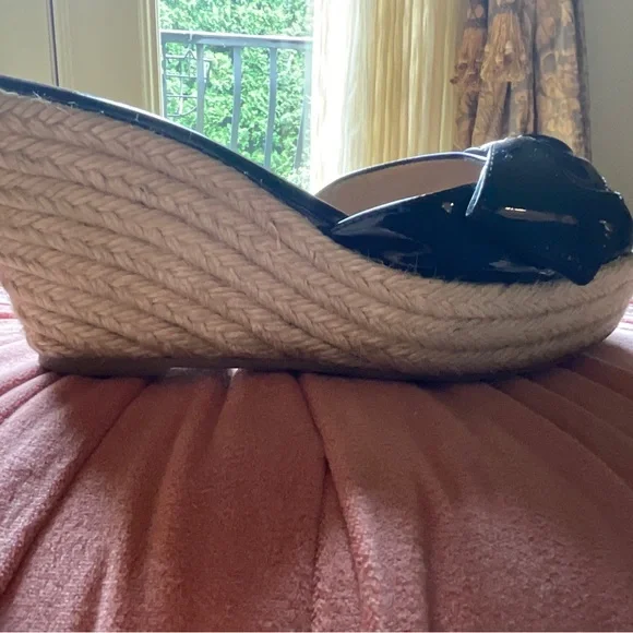 SALE!! ❤️ Valentino Black Patent Leather Bow Sandal with Wedge. Size 7 - Picture 8 of 13